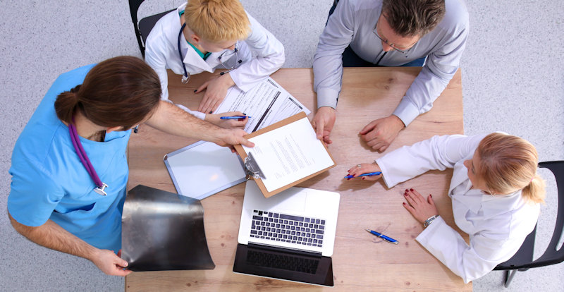 Staff multidisciplinaire entre gynécologues et médecins biologistes